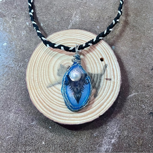 Glowing Tribal Necklace - Picture 4 of 7